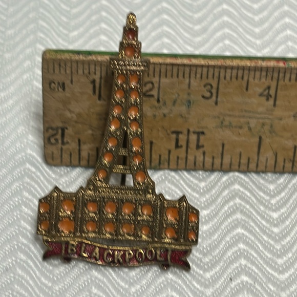 Vintage  blackpool tower souvenir pin - Picture 1 of 7